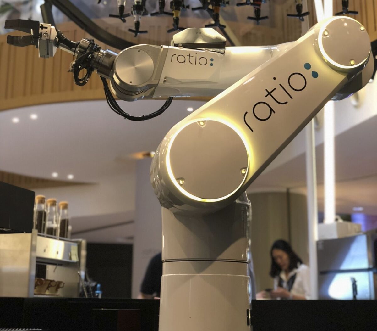 比例机器人酒吧服务咖啡