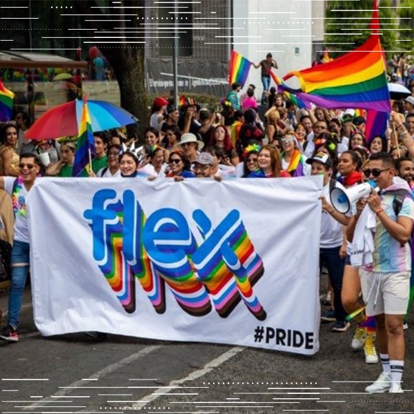 Flex员工聚到外面用彩虹色弹性横幅庆祝LGBTQ兼容性